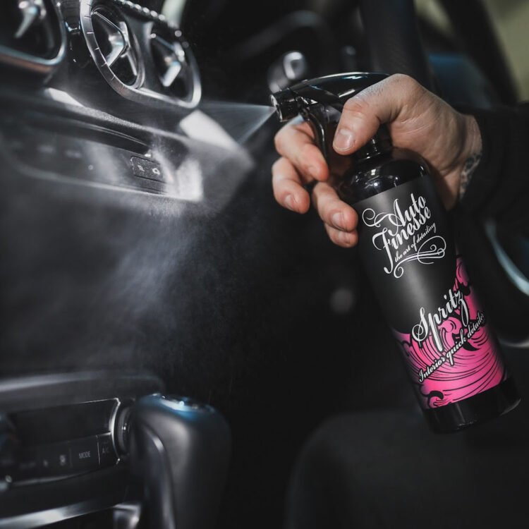 Ruka prska Auto Finesse Spritz brzi ditejler na enterijer automobila.