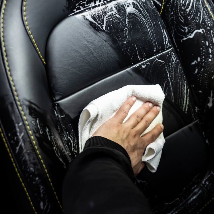 Detaljno čišćenje crnog kožnog sedišta sa Auto Finesse Hide čistačem kože.