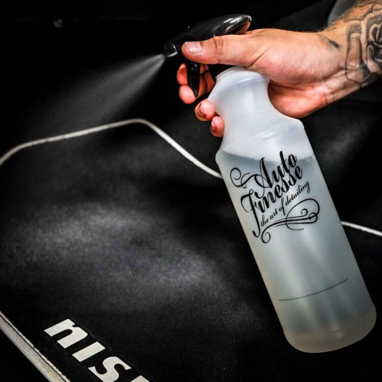 Auto Finesse Verso se prska iz pro bottle boce na pod automobila pre čišćenja.