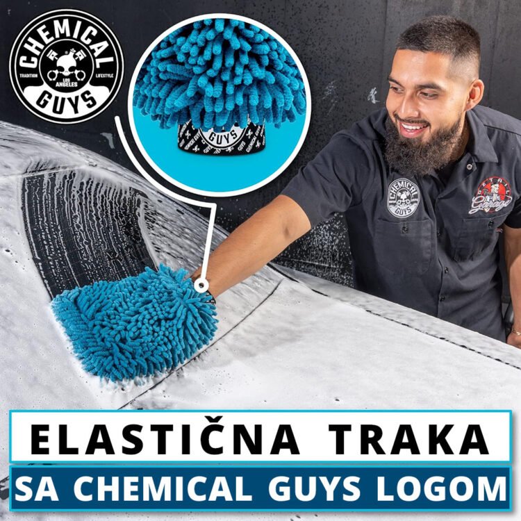 "Osoba koristi plavu mikrofiber rukavicu sa Chemical Guys logom za pranje automobila.