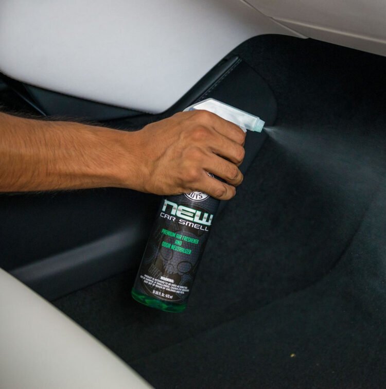 Chemical guys new car scent ruka prska parfem na pod automobila