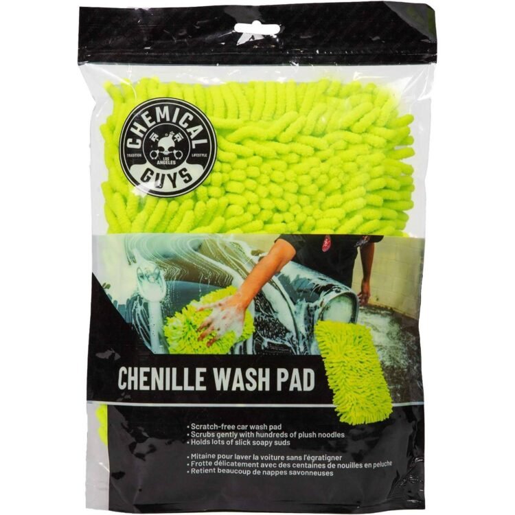 Pakovanje Chemical Guys Chenille Wash Pad sunđera sa prikazom pranja automobila.