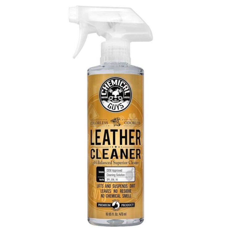 Boca Chemical Guys Leather Cleaner spreja za čišćenje kože na beloj pozadini.