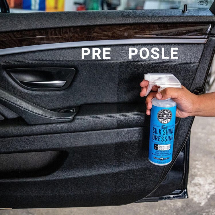 Rezultat pre i posle upotrebe Silk Shine sredstva na unutrašnjim vratima automobila.