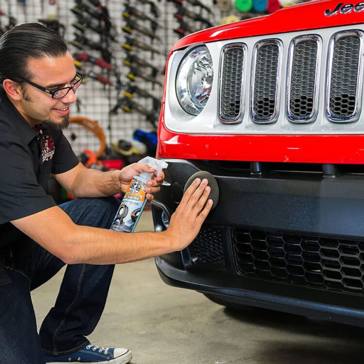 Muškarac nanosi Tire Kicker sredstvo na prednji branik crvenog Jeep vozila.