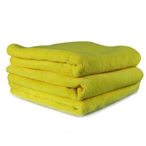 Presavijena žuta mikrofiber krpa na beloj pozadini.