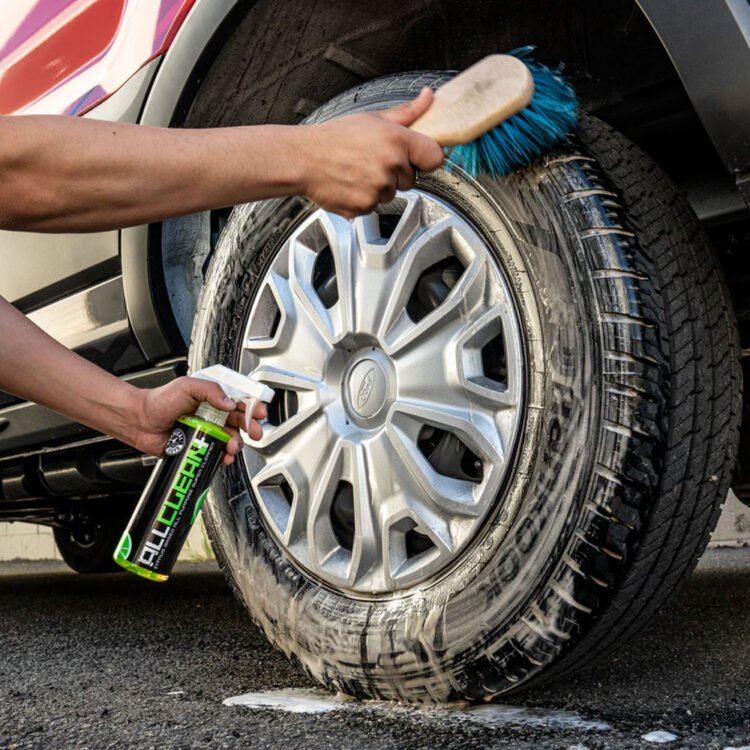 Osoba prska Citrus all clean sredstvo za čišćenje po gumi automobila.