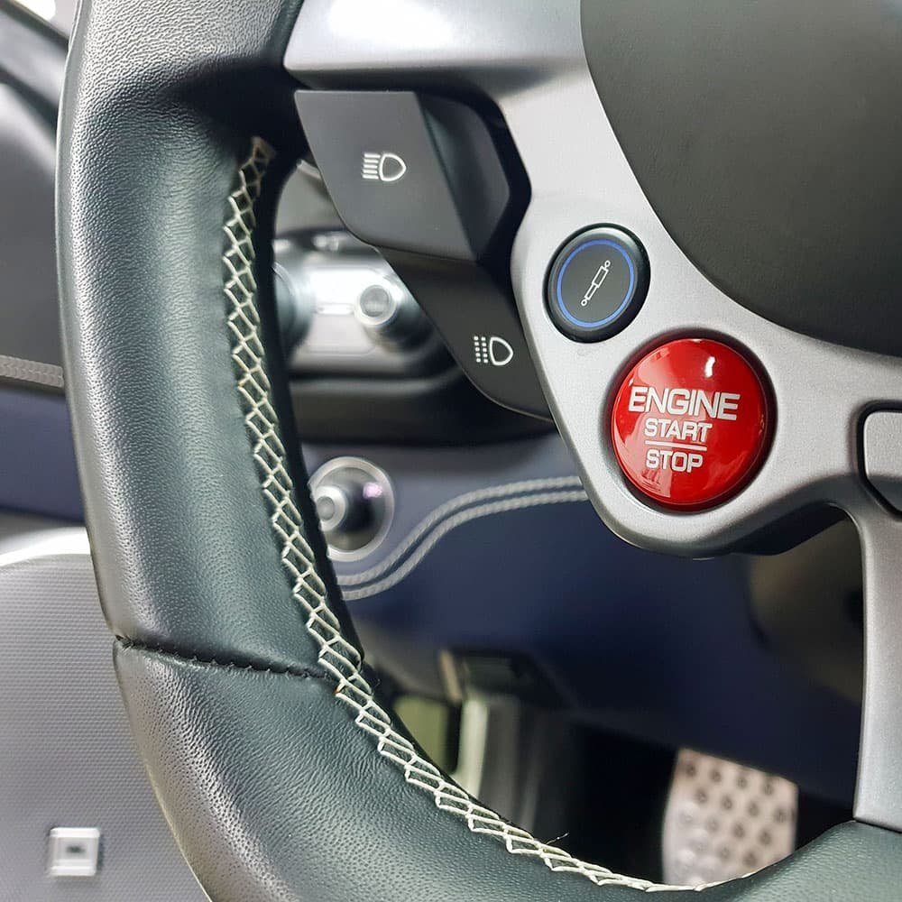 Detalji na kožnom volanu automobila marke Ferrari.